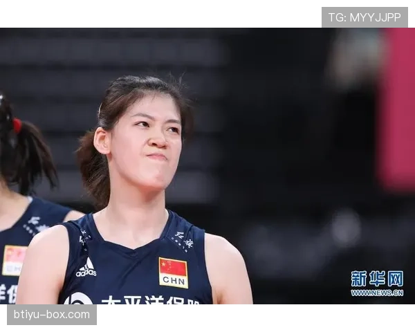 李盈莹训练间隙喝奶茶？这画风跟场上拼命的不一样啊！